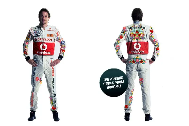 Jenson Button en traje típico húngaro (2011), bordado de Kalocsa