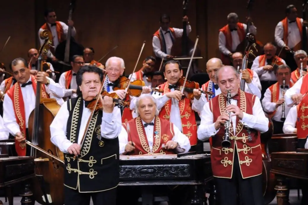 Cena con espectáculo folclórico y música cíngara